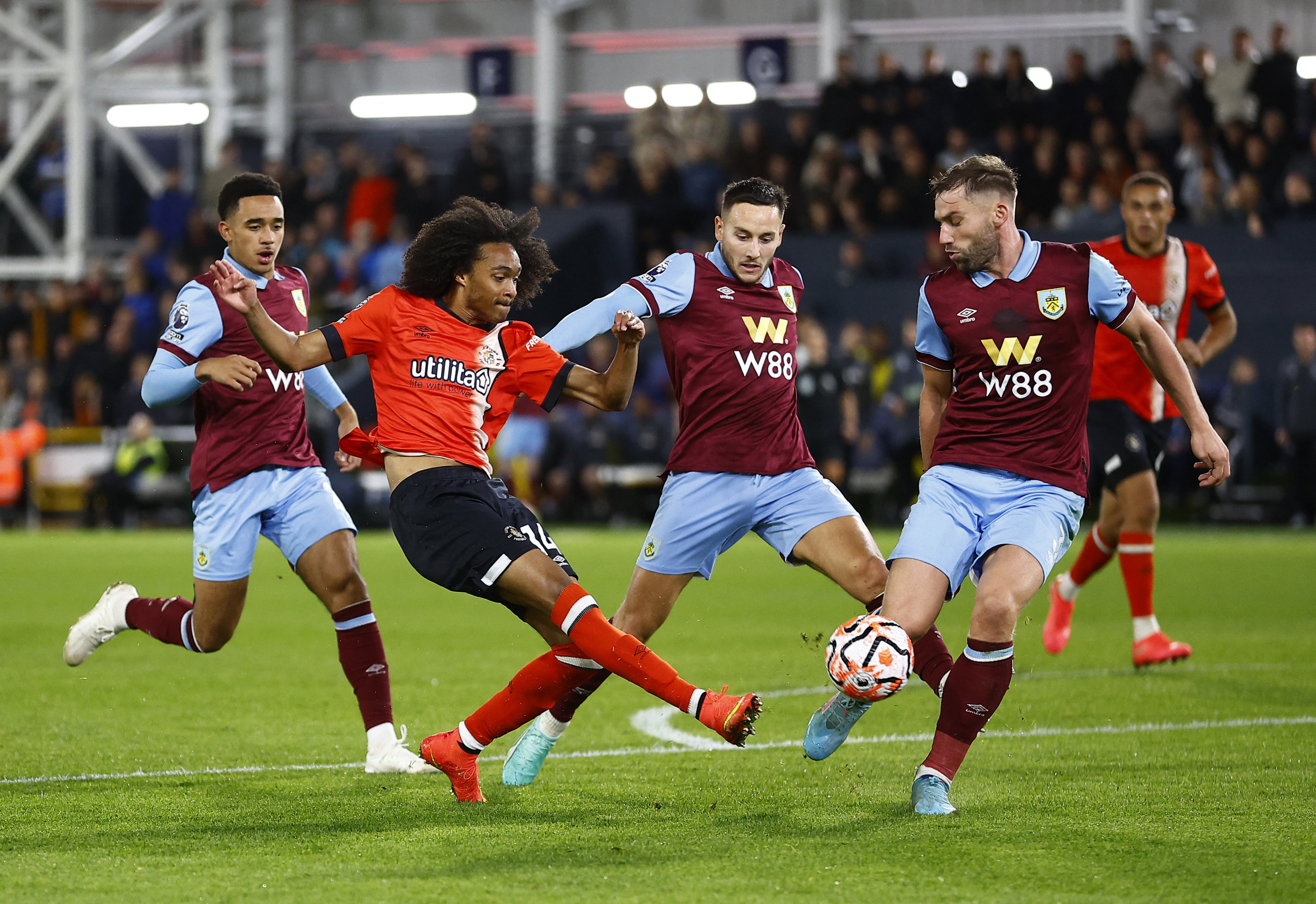 Soi kèo Luton vs Burnley ngày 13/8